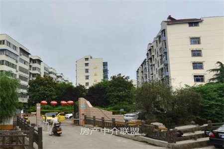 龙都税务小区3室2厅2卫99万133.25m2出售